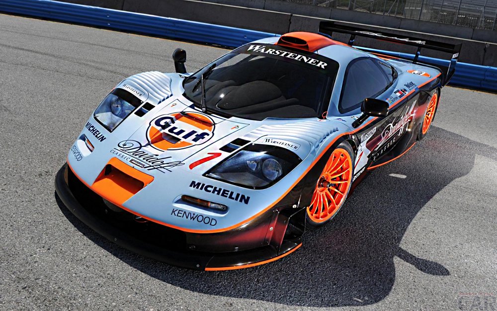 Araba McLaren F1 dinamik özelliği ile resim.