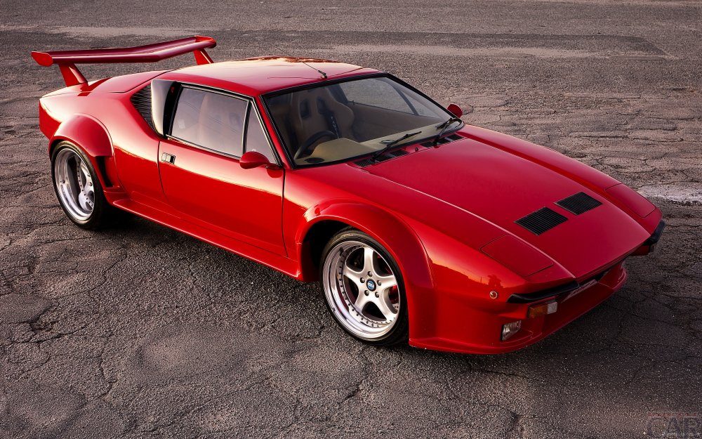 Picture machine with elegant appearance and pragmatic stuffing, named De Tomaso Pantera GTS.